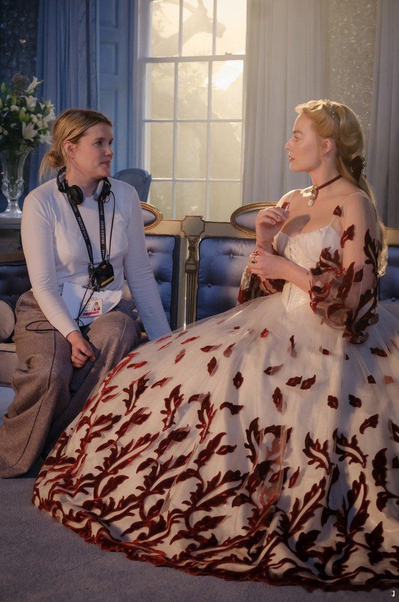 一组玛格特·罗比在《呼啸山庄》的片场照 