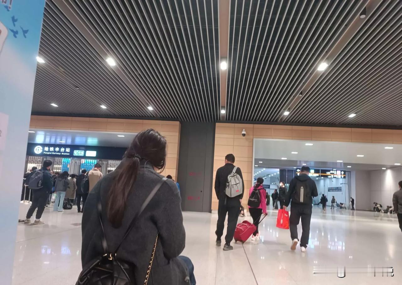 按理说3月份本应该发去年年终奖的，但是因为公司账上没钱，导致啥时候能发还是个未知