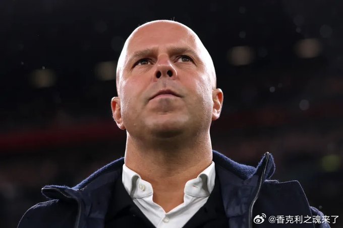 每日邮报记者透露尽管深知肩负扭转球队糟糕战绩的重压，斯洛特依然获得利物浦高层的持