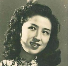 [浮云]1922年，54岁的黄金荣如愿迎娶24岁的露兰春。新婚夜，黄金荣迫不及待