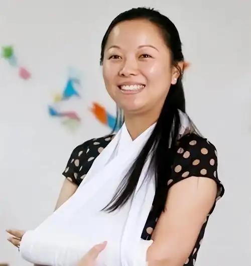 2011 年，杭州 2 岁女童从 10 楼掉落，1 女子徒手将她接住，女子的左臂