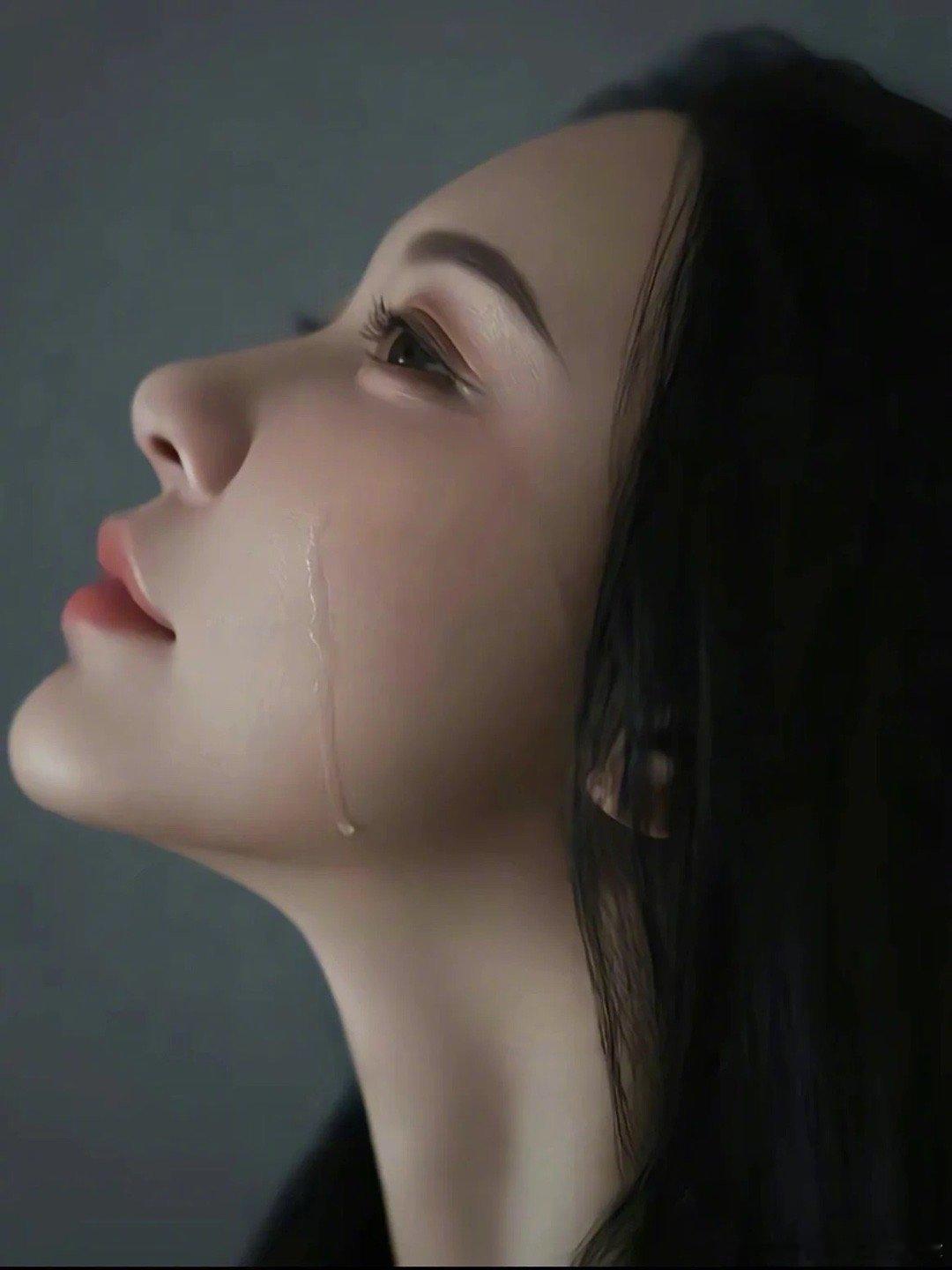 “经历告诉我，什么都得靠自己，没有人真心疼你，除非你有用，在这个烟换烟，酒换酒的