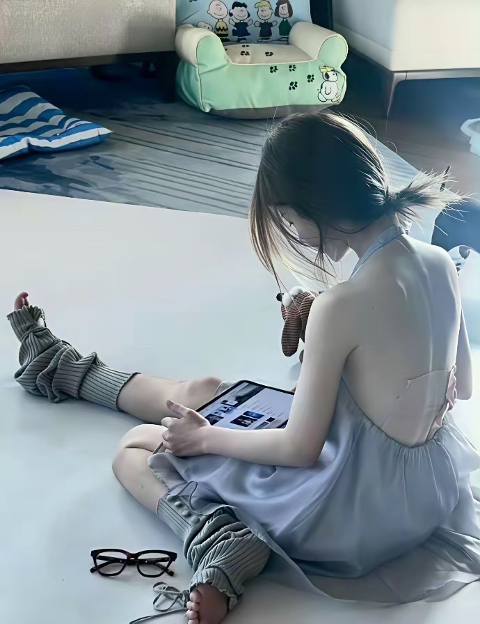 赵露思又瘦又小背上贴满了膏药，看了好心疼 