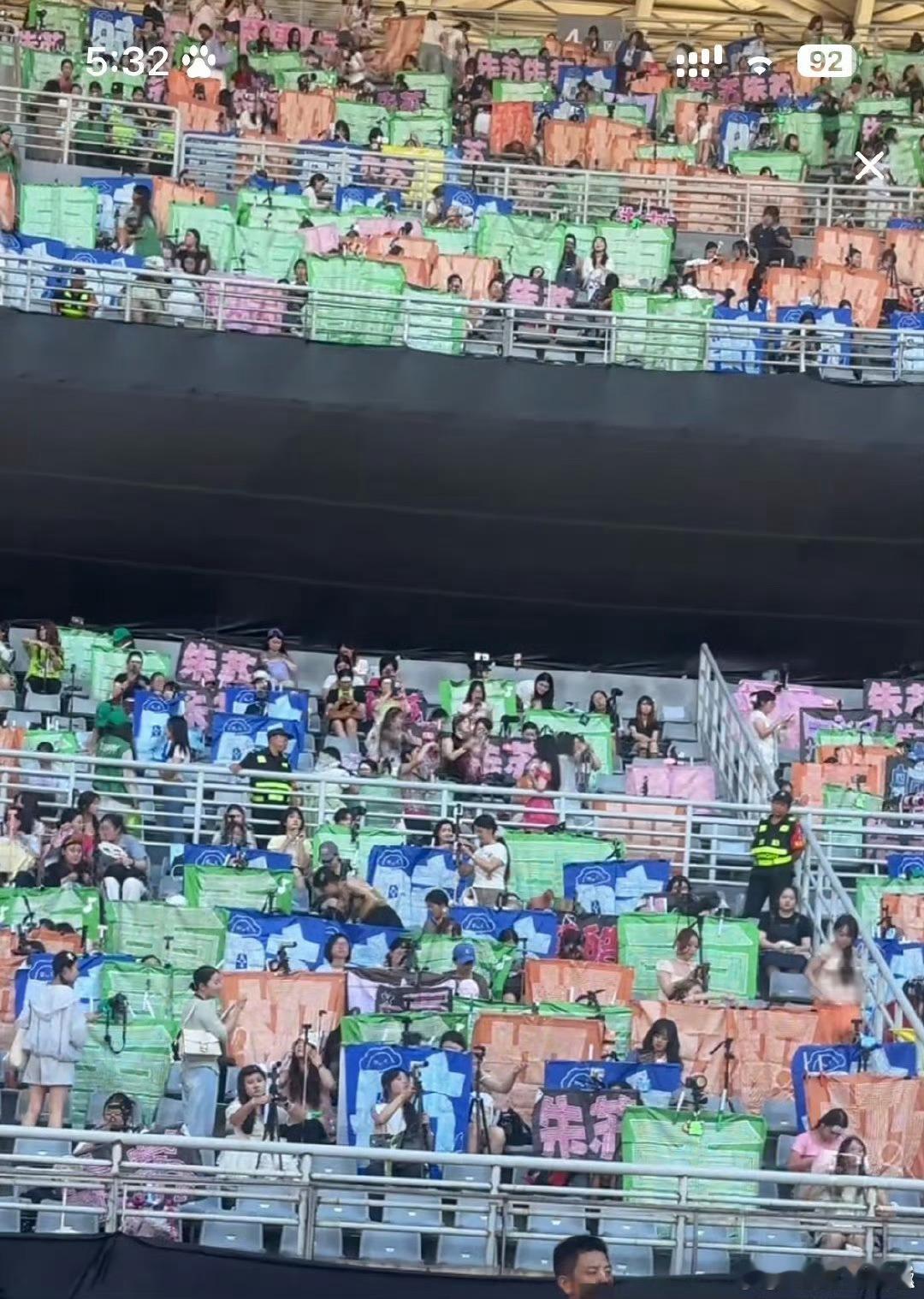 张极徐州演唱会灯牌徐州演唱会的灯牌应援太震撼了，连片的橘色微光连成一片海洋，细碎