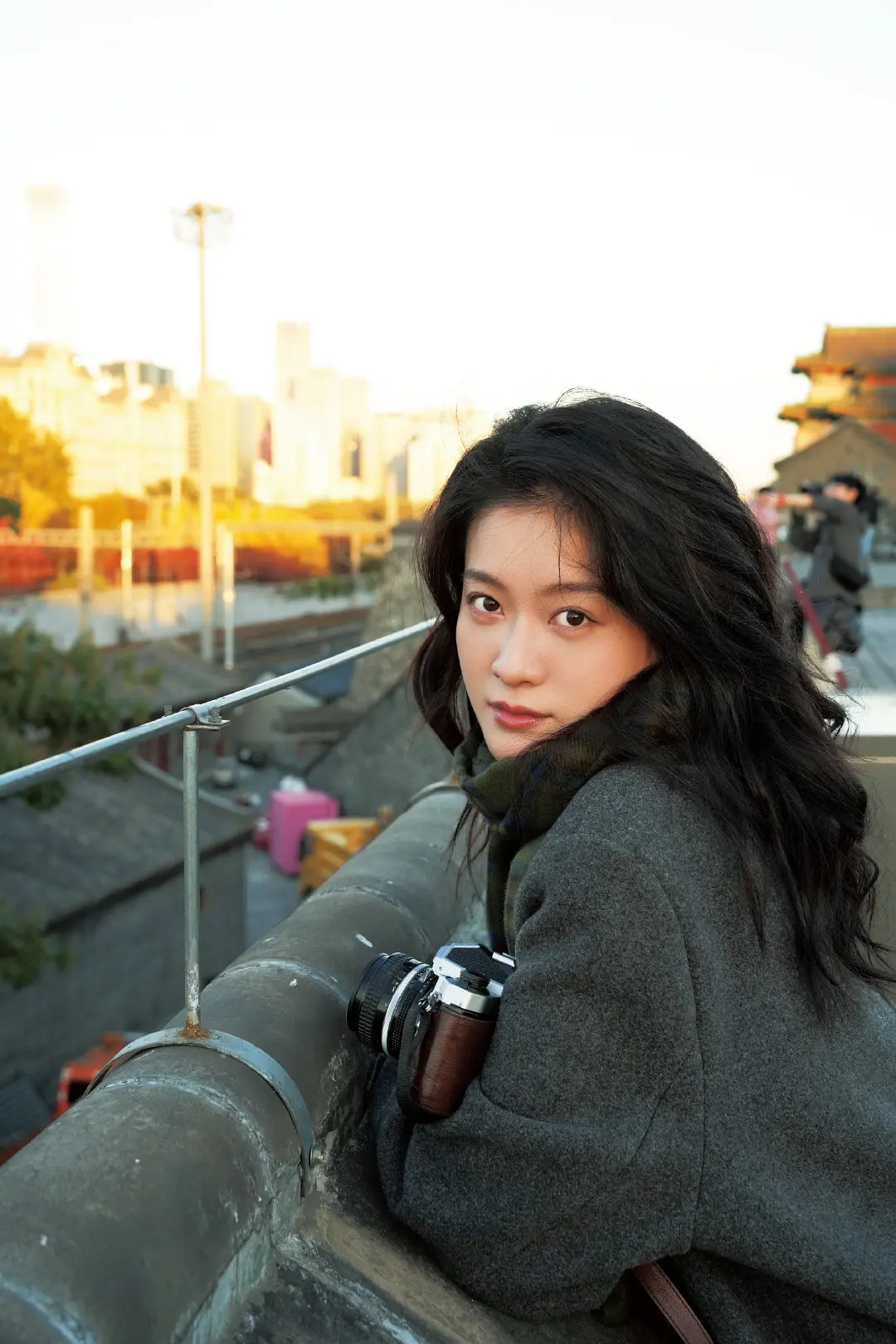 感觉陈昊宇比张雪迎更适合这个有年代感的造型 