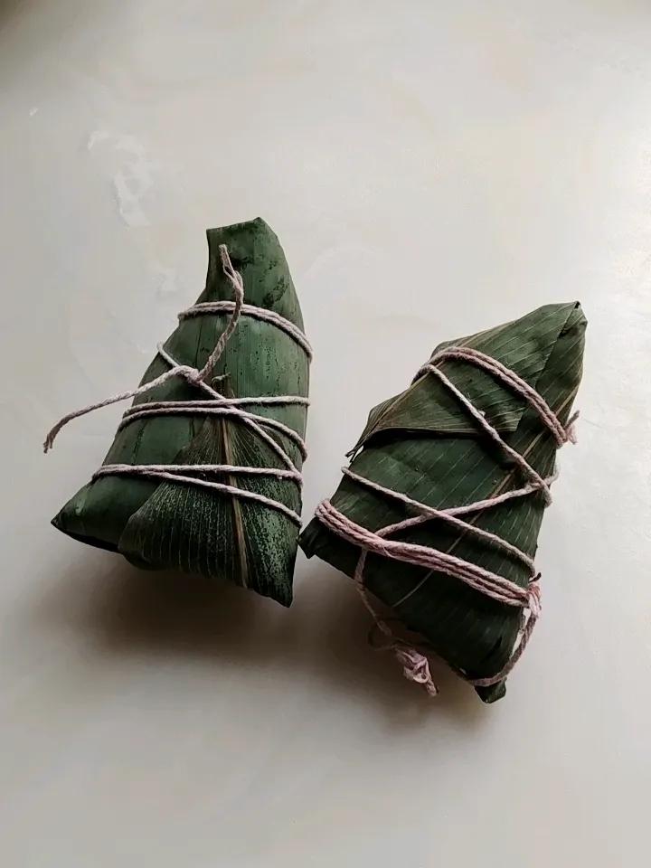我认为甜粽子。我特别钟情于吃甜粽子，红枣和豆沙粽子最好吃。

今天端午节，我们小