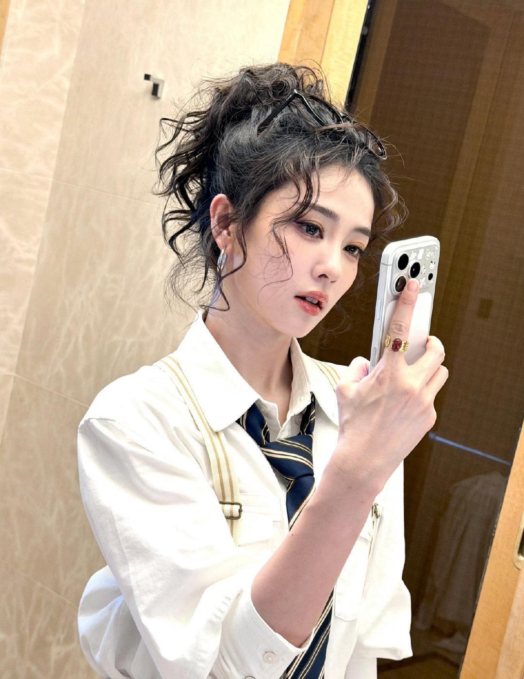 白鹿超话 🦌白鹿出发厦门录制跑男 🦌白鹿cos尼克狐尼克你被捕了 

兩顆星