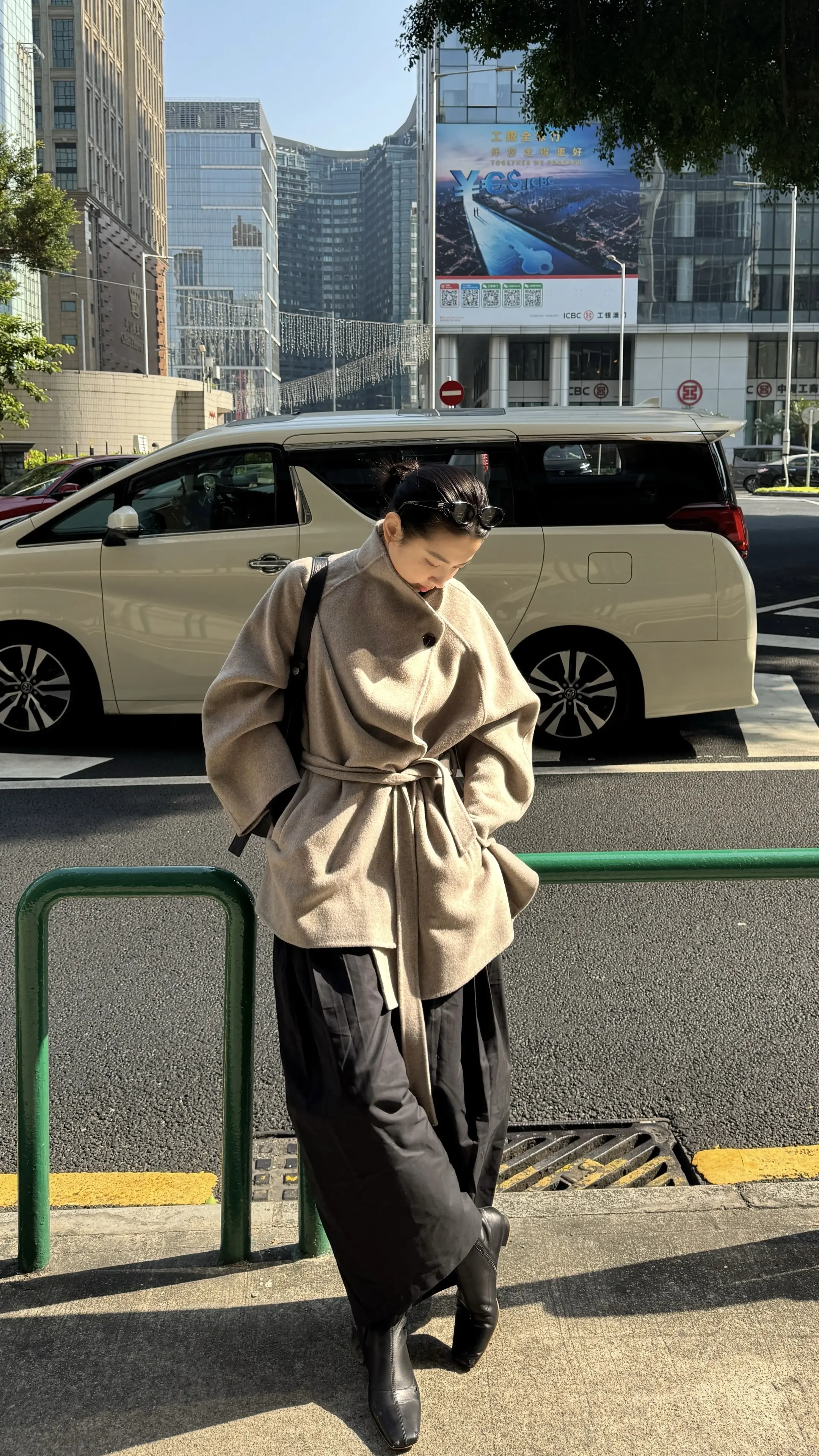 偷懒来个淡妆配上大光明👻 起晚了来不及化妆洗头就搞了个淡妆配上大光明...