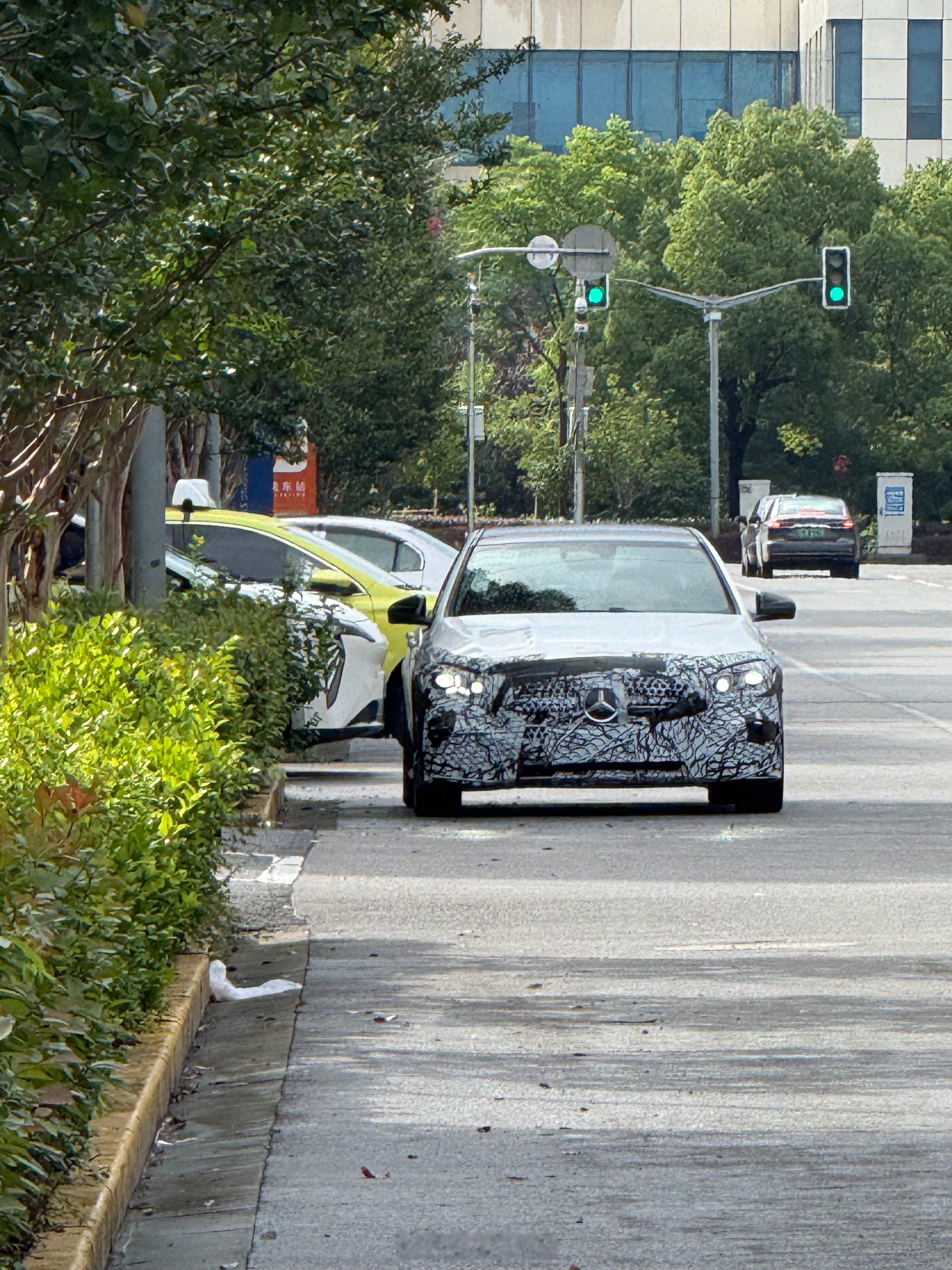 奔驰 E 改款这就要来了吗，旁边就是上海智能汽车的研发重地，这次中期改款应该也会