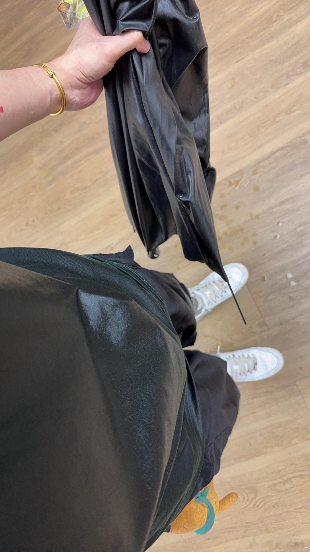 雨伞都吹烂了都阻止不了我去健身！ 