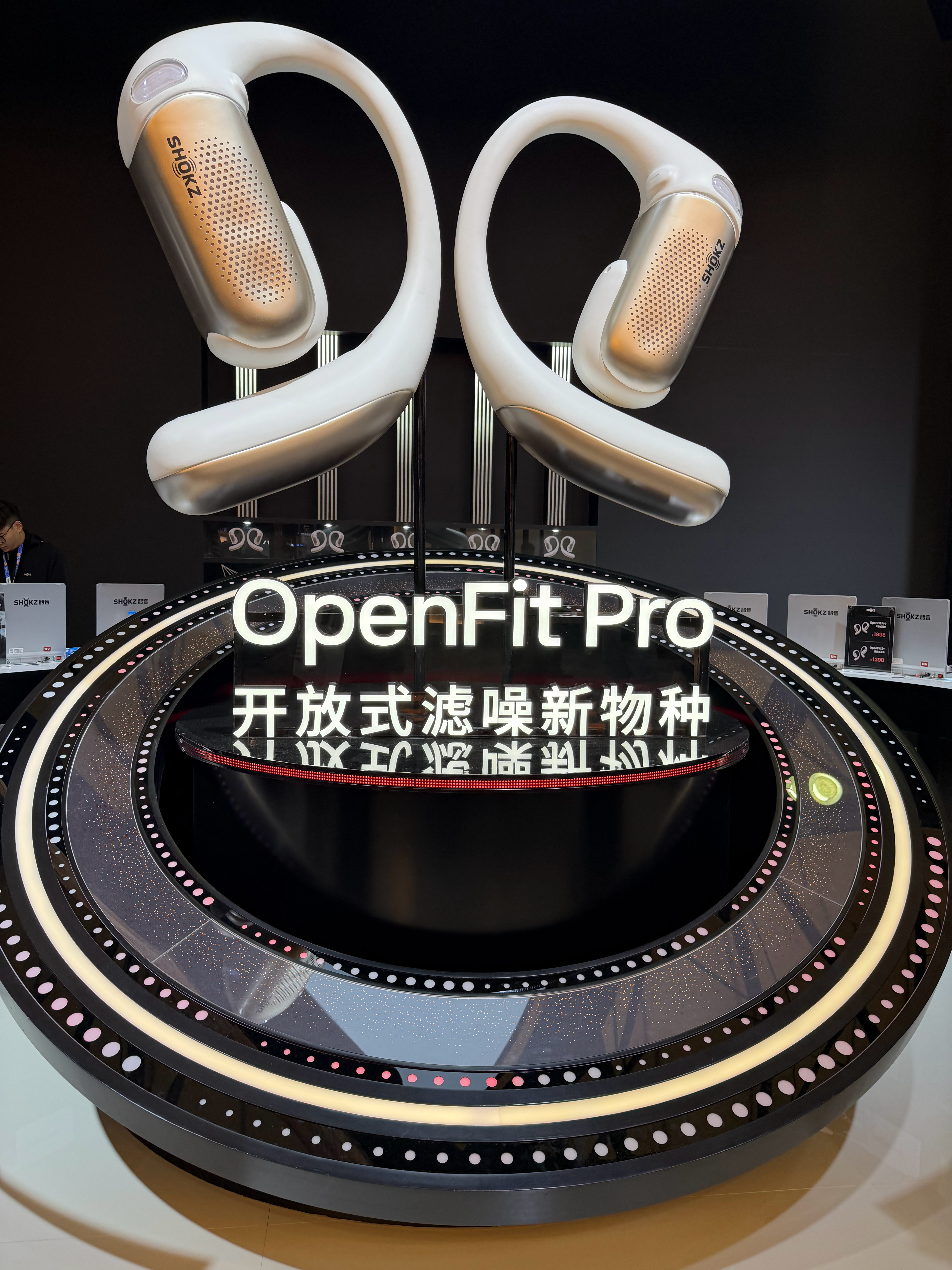 来AWE2026打卡，直奔W4馆的韶音展台！虽然来得早，但现场体验区早已人气爆棚