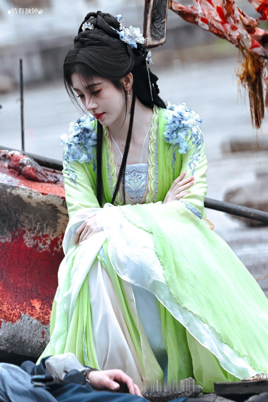 jjy鞠婧祎来战 jjy鞠婧祎阿黛 “玫瑰之所以是玫瑰，是风与光的眷顾，更是视线