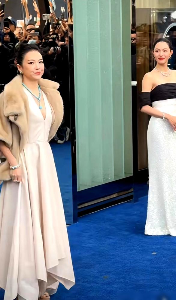 红毯上谁站C位，这事真没那么复杂。钟楚曦为什么让着章子怡？不是她不够努力，是背后