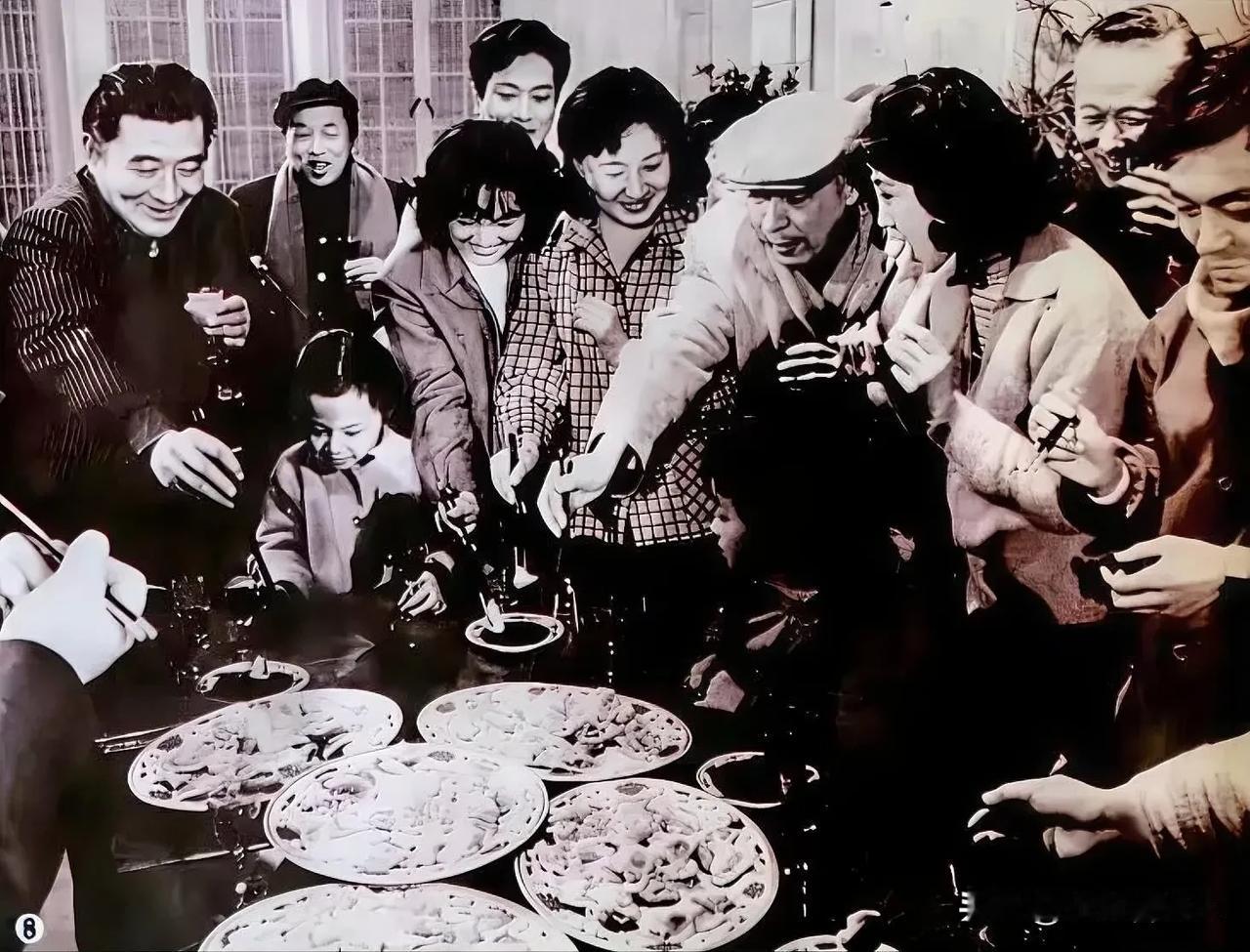 八十年代，上影剧团举办新春联欢会，现场喜气洋洋的，新老演员们欢聚一堂。看到那些比