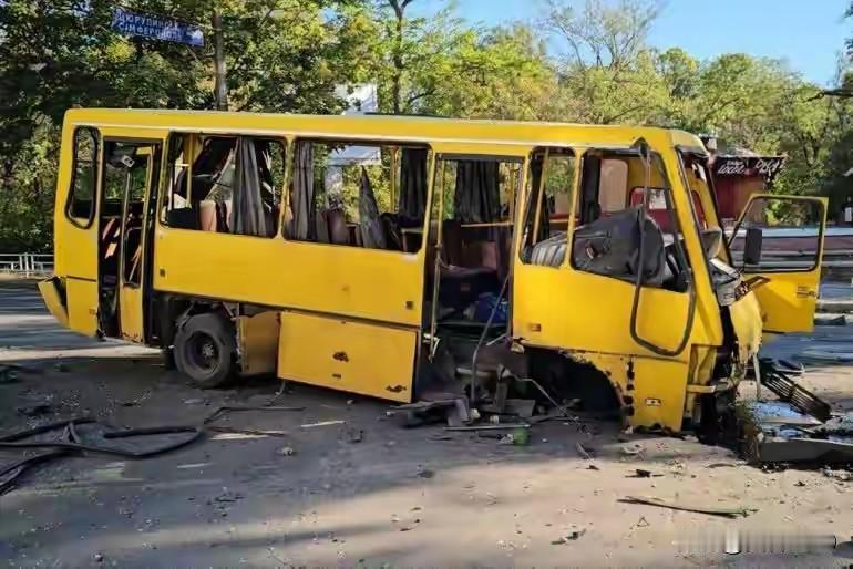 俄无人机打击了乌克兰一辆公交车，现场汽车被炸报废，人员伤亡四死四伤都是普通平民，