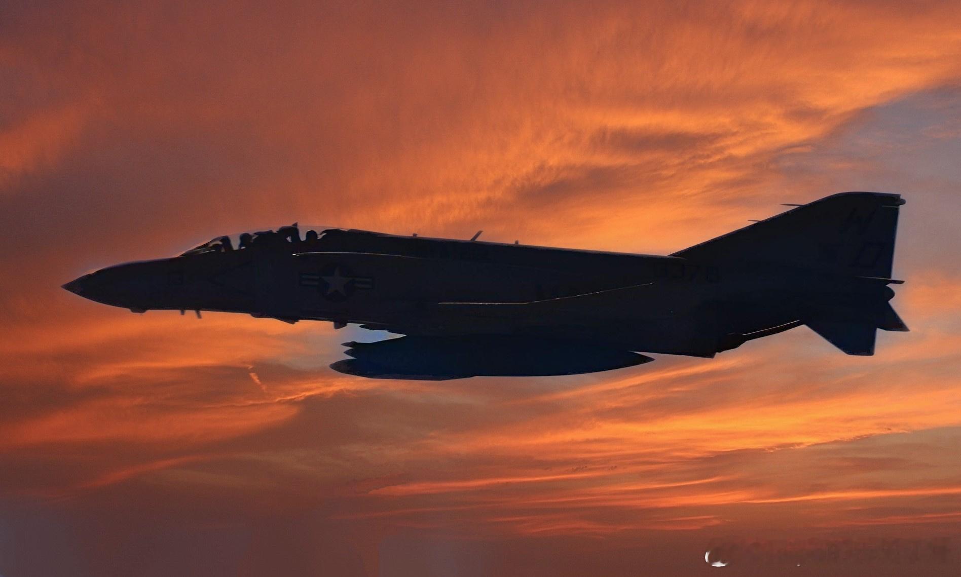 1982年横田基地VMFA-212中队的F-4J WD-13。该中队1942年3
