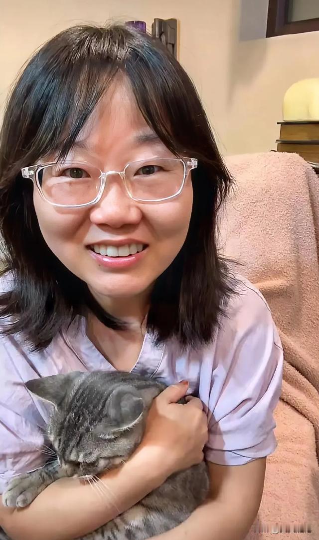 四十七岁了。一个人，一群猫，满屋子书。

说实话，外人眼里这叫诗意。可她自己说了