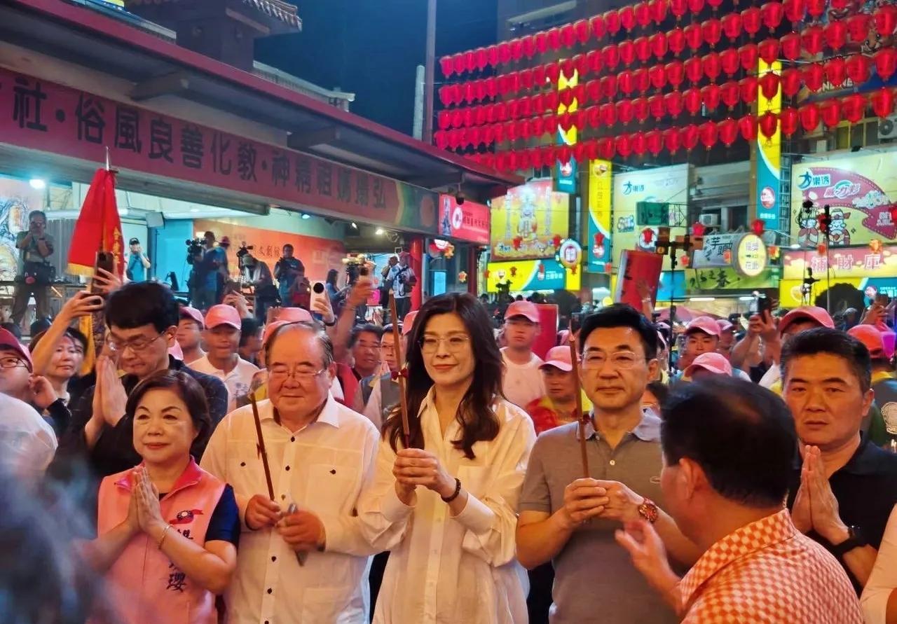 国民党主席郑丽文赴大甲，参加大甲妈祖起驾活动，弘扬妈祖精神，教化善良风俗。

从