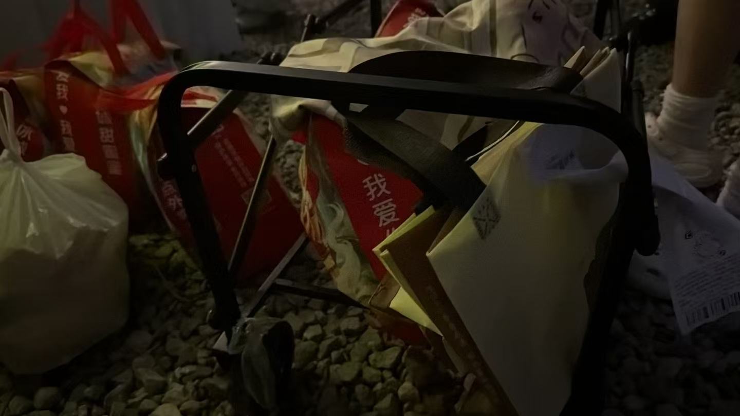 大家可以到30-6夜排区门口拿物资，说上厕所然后拐过去拿就可以了，上厕所不会计算