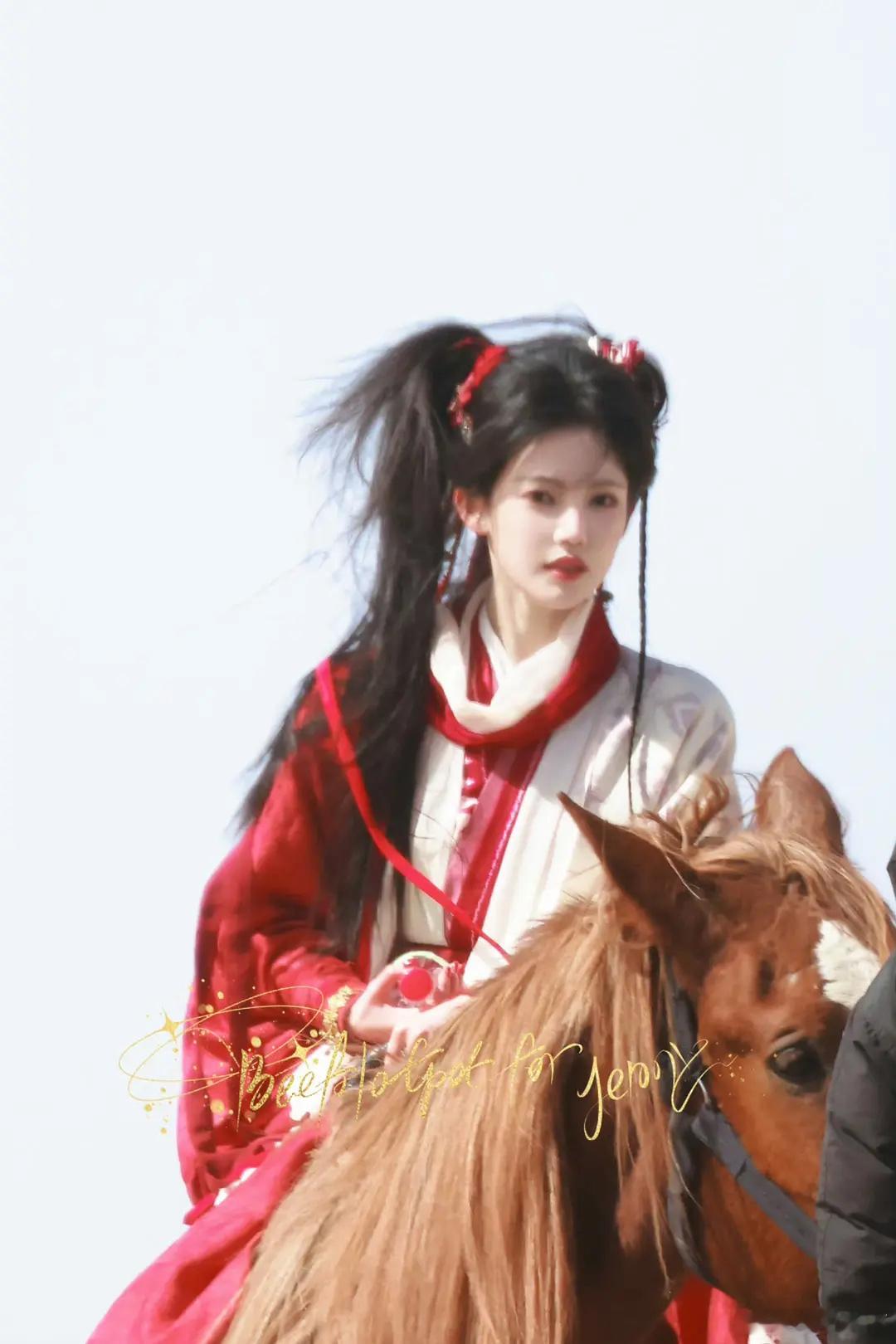 凤舞九天的几个女演员造型，拼接风，有点像古早武侠剧造型 