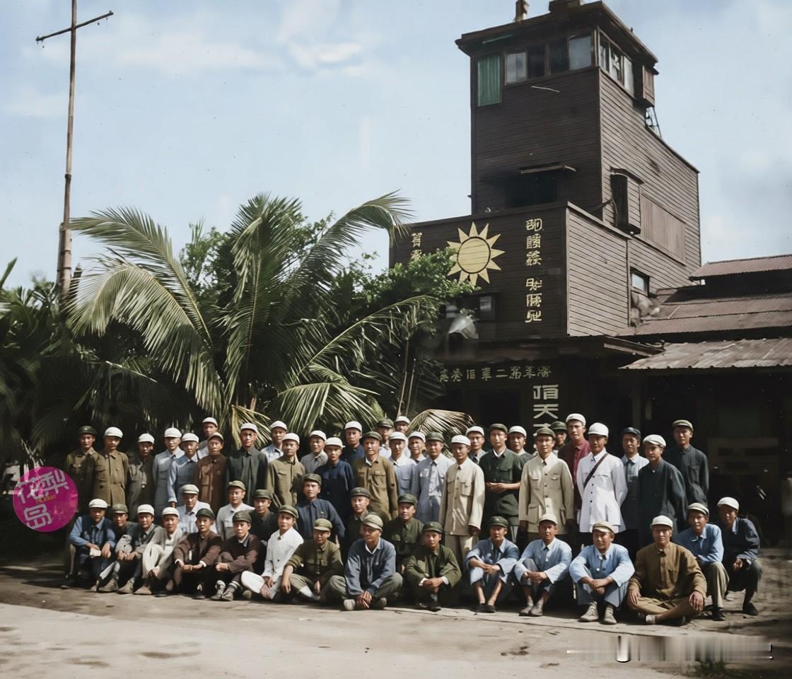 解放海南岛后，第40军军长韩先楚在海口与团级以上干部合影！琼崖纵队 登陆海南岛战