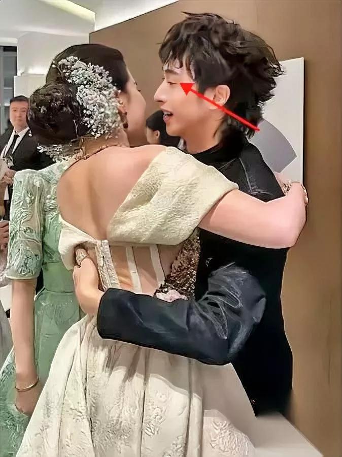 谁能想到？伊能静儿子居然抱了刘亦菲！

Vogue盛典后台那幕，把“明星也有烟火