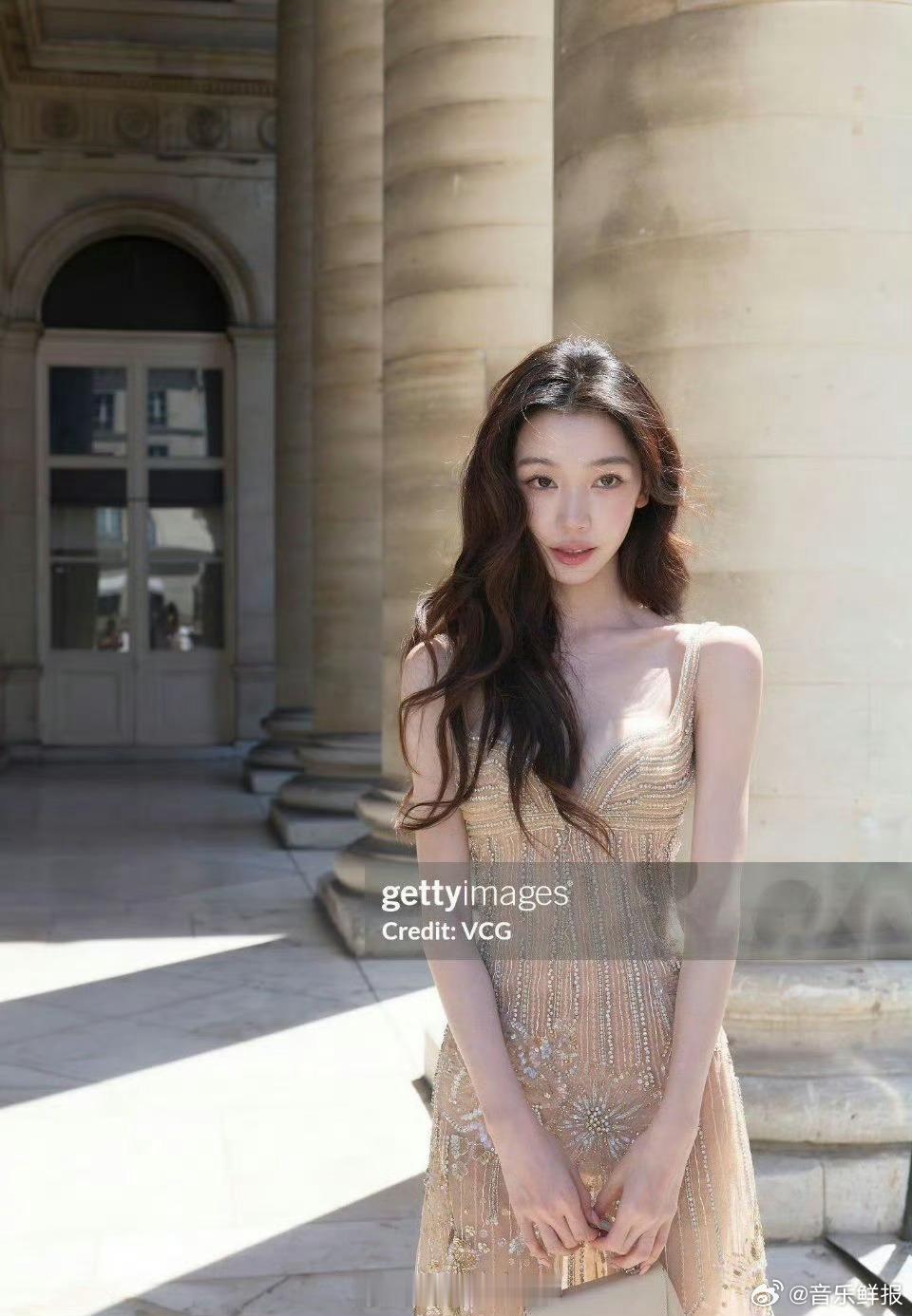 易梦玲巴黎高定周G社生图 脱离精修滤镜依旧惊艳，从容松弛的状态，才是高定秀场最佳