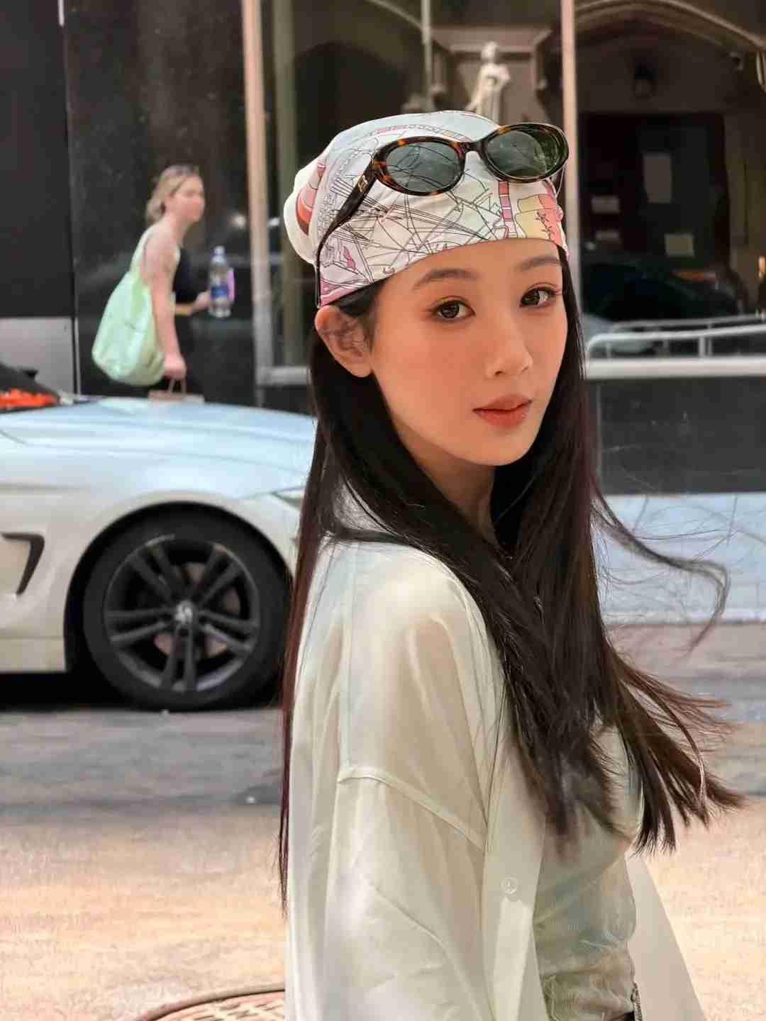 难得看到杨紫休闲时的装扮这么时尚！九零花她是发展比较好的一个，之前的造型师真的将