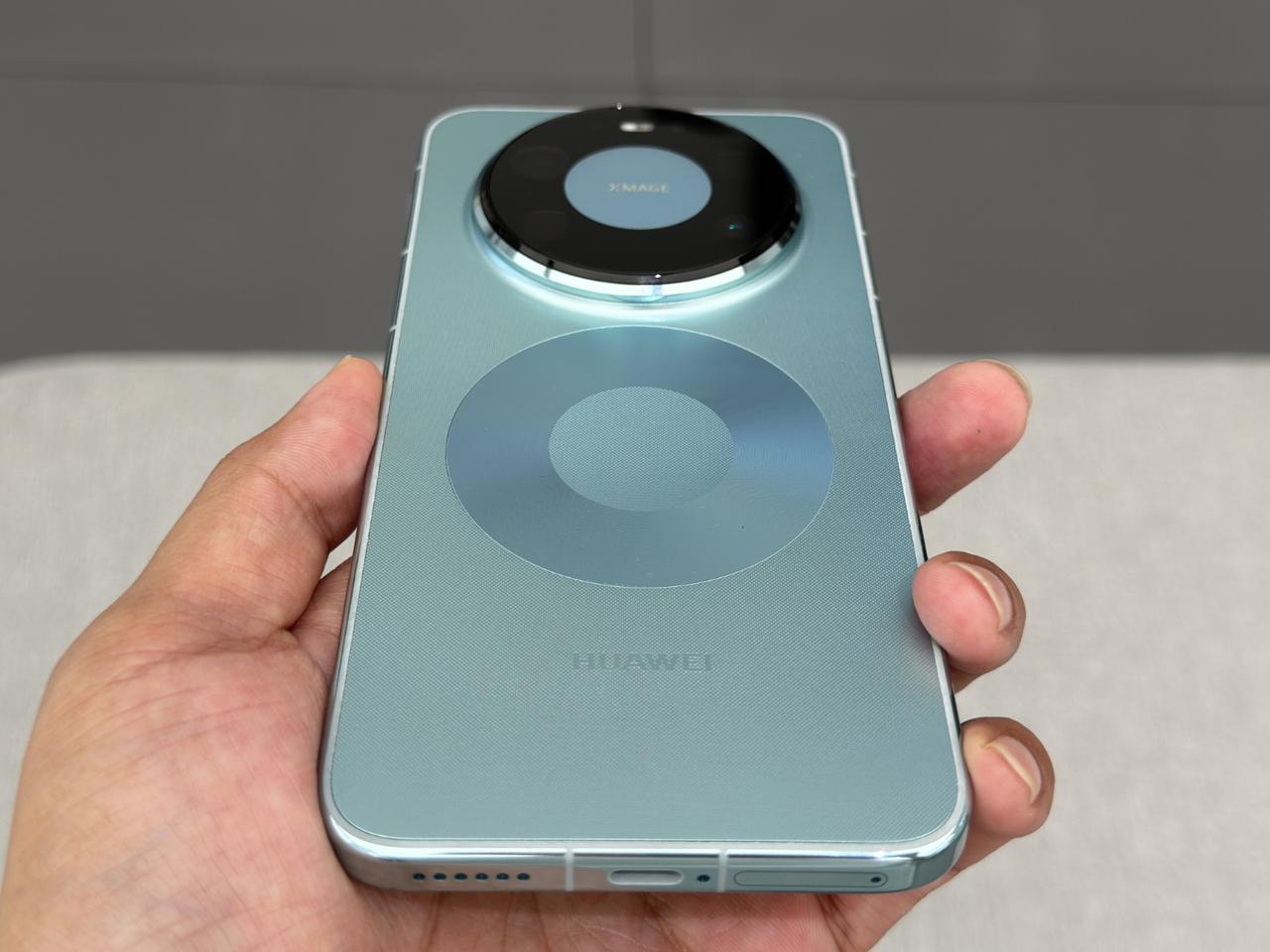 有网友发现华为Mate 80系列后面的这个圆环虽然支持无线充电，但不像苹果手机那