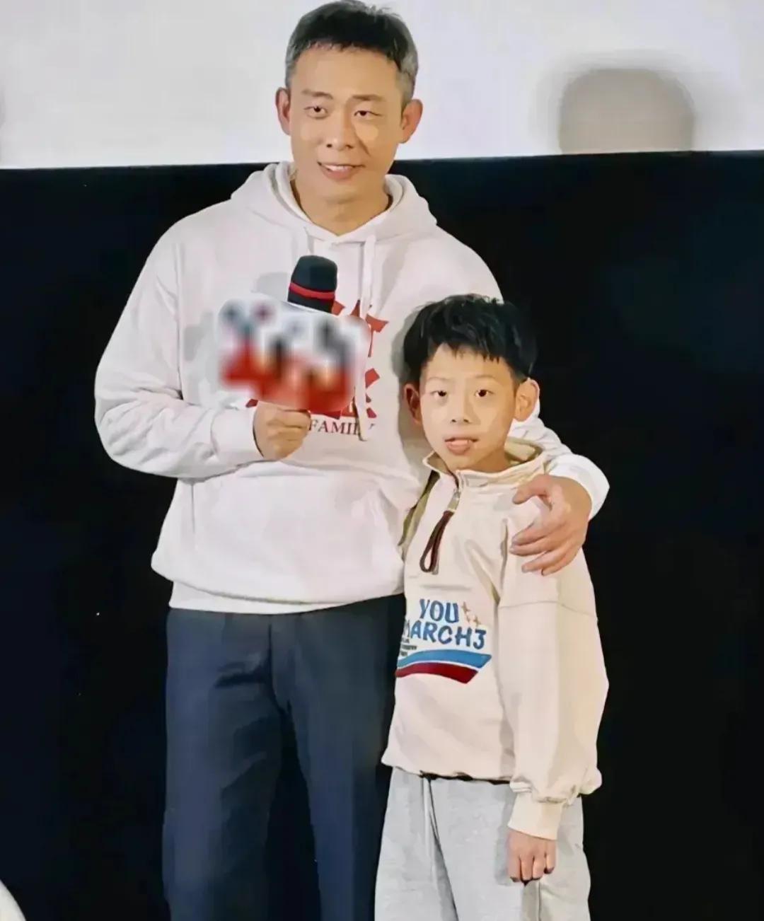 近期，新电影《无价之宝》即将上映，张译和扮演张译儿子的准准同框为电影作宣传，网友