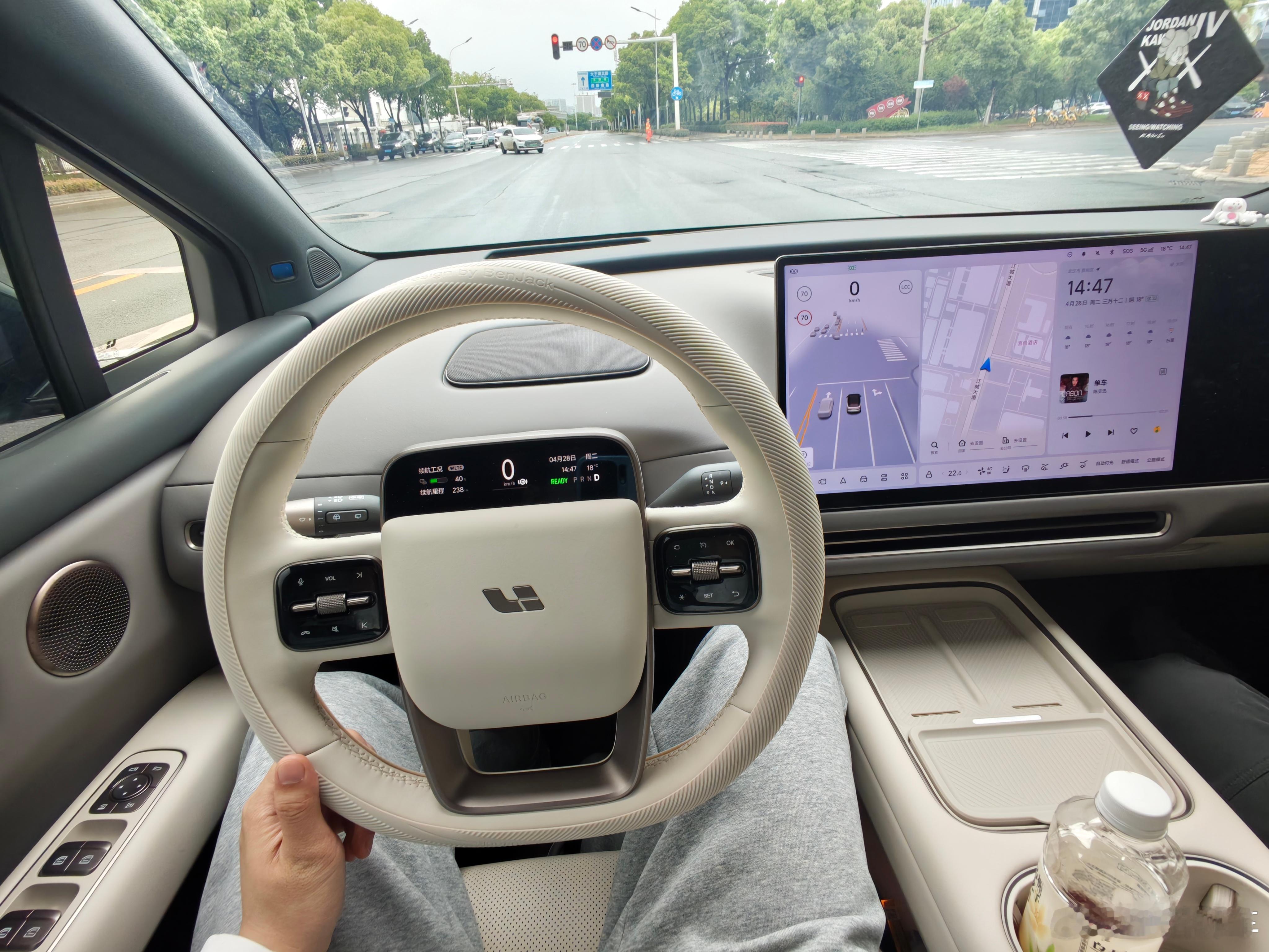 理想i6在二十多万这个价格区间是真能打 内饰质感比L系列的好多了 肉眼看不出来 