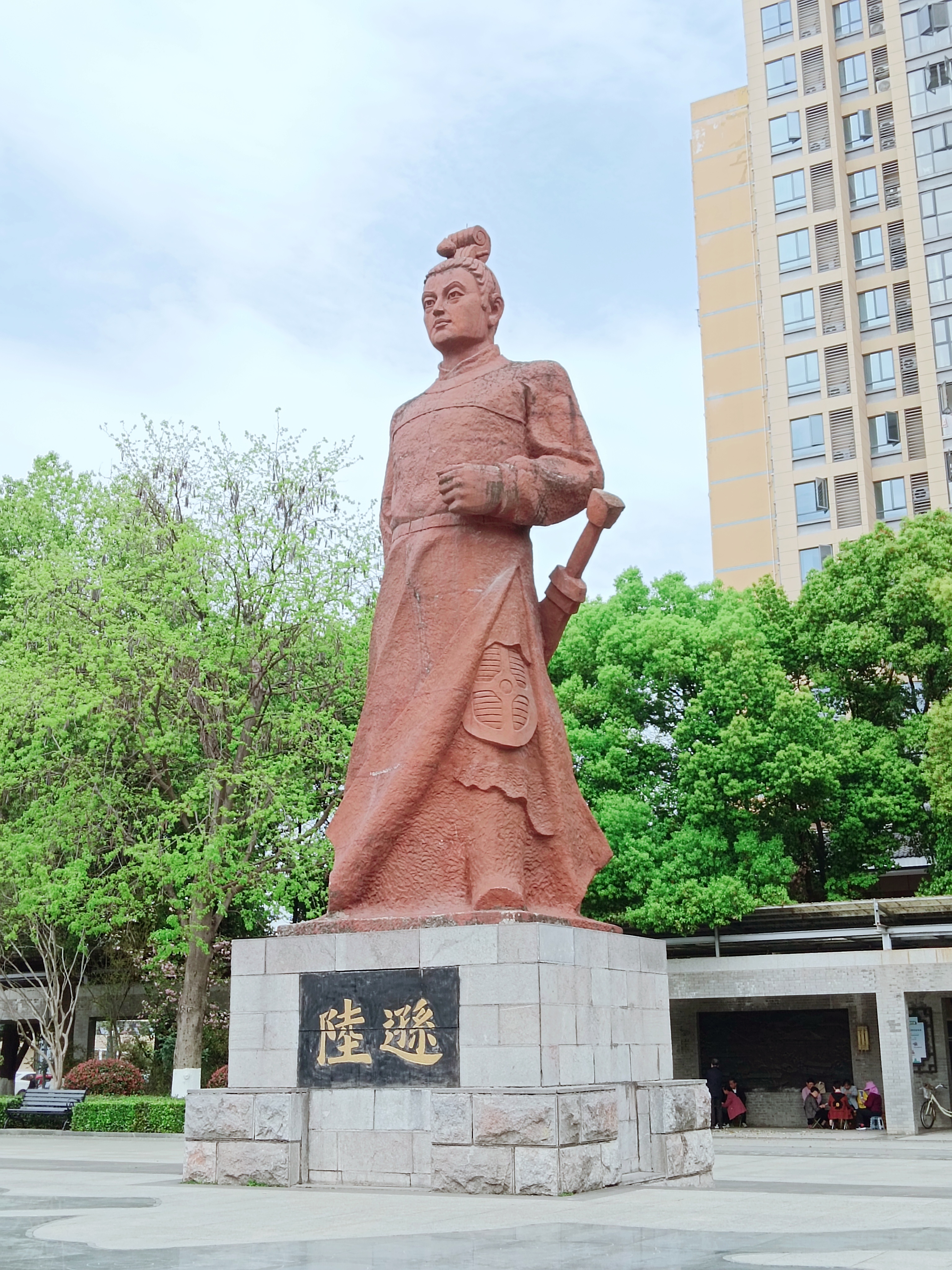 连夜赶过来。陆将军有何贵干？ 