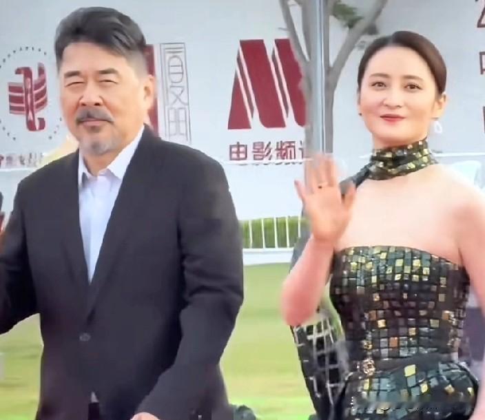 羡慕蒋勤勤这种自然老去的美，
状态真好！
陈建斌老师则愈发可爱，
夫妻俩同框，