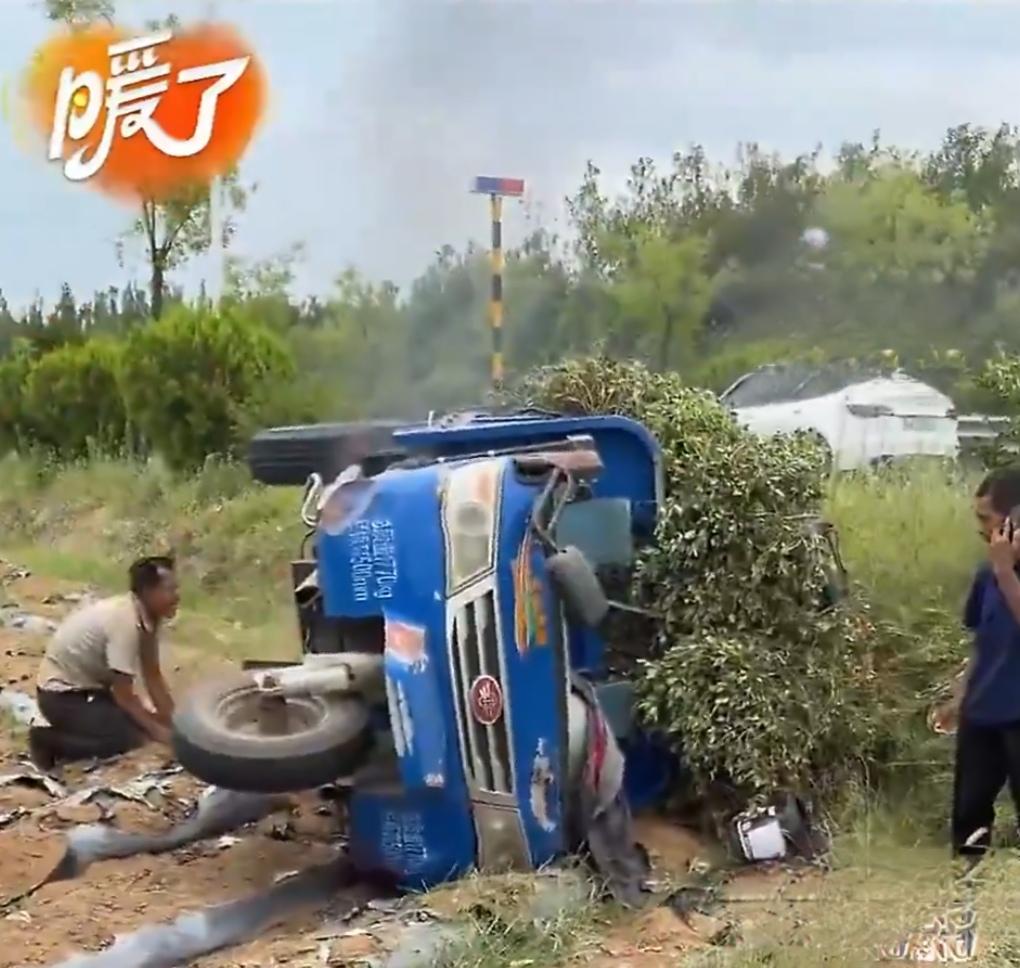 路口一辆三轮车突然翻滚起火，危急关头，一位孕妇的举动，引来一群陌生人出手相助。