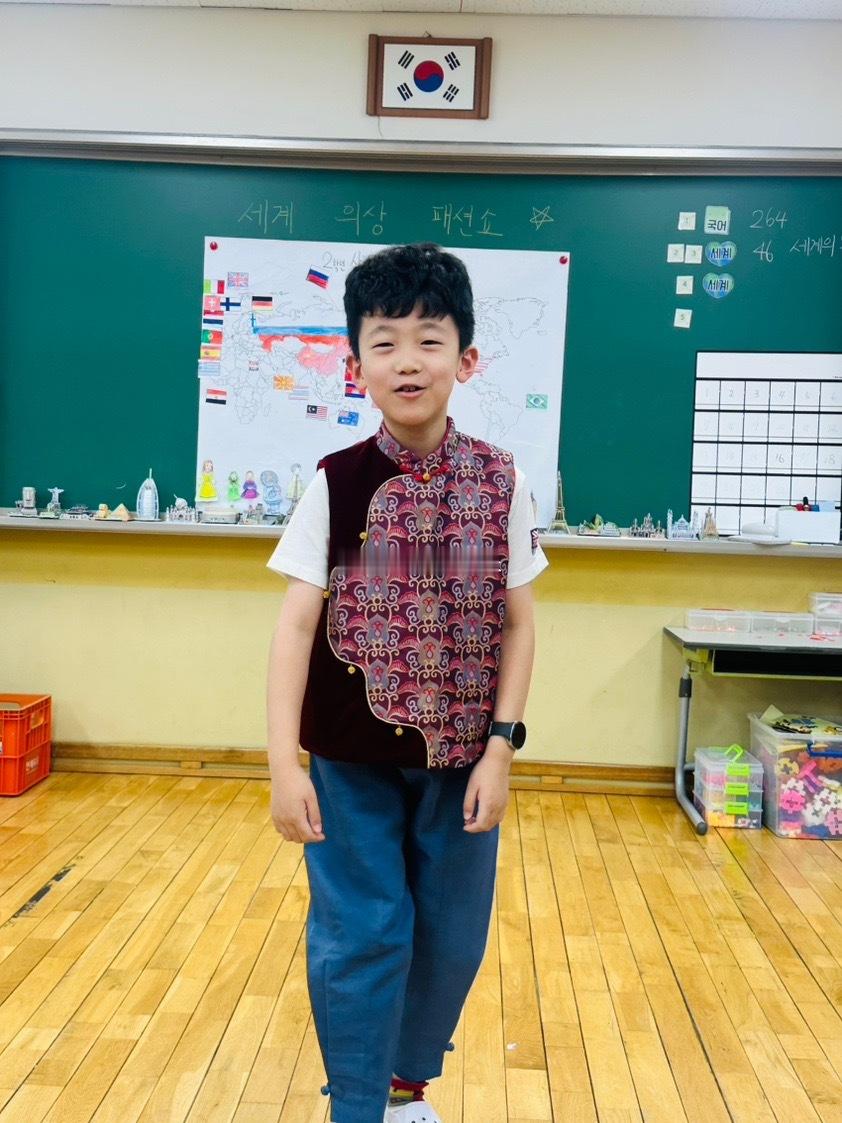 世界服饰fashion show狗蛋儿提前一天说的家里的汉服都是姐姐的裙子随便拿