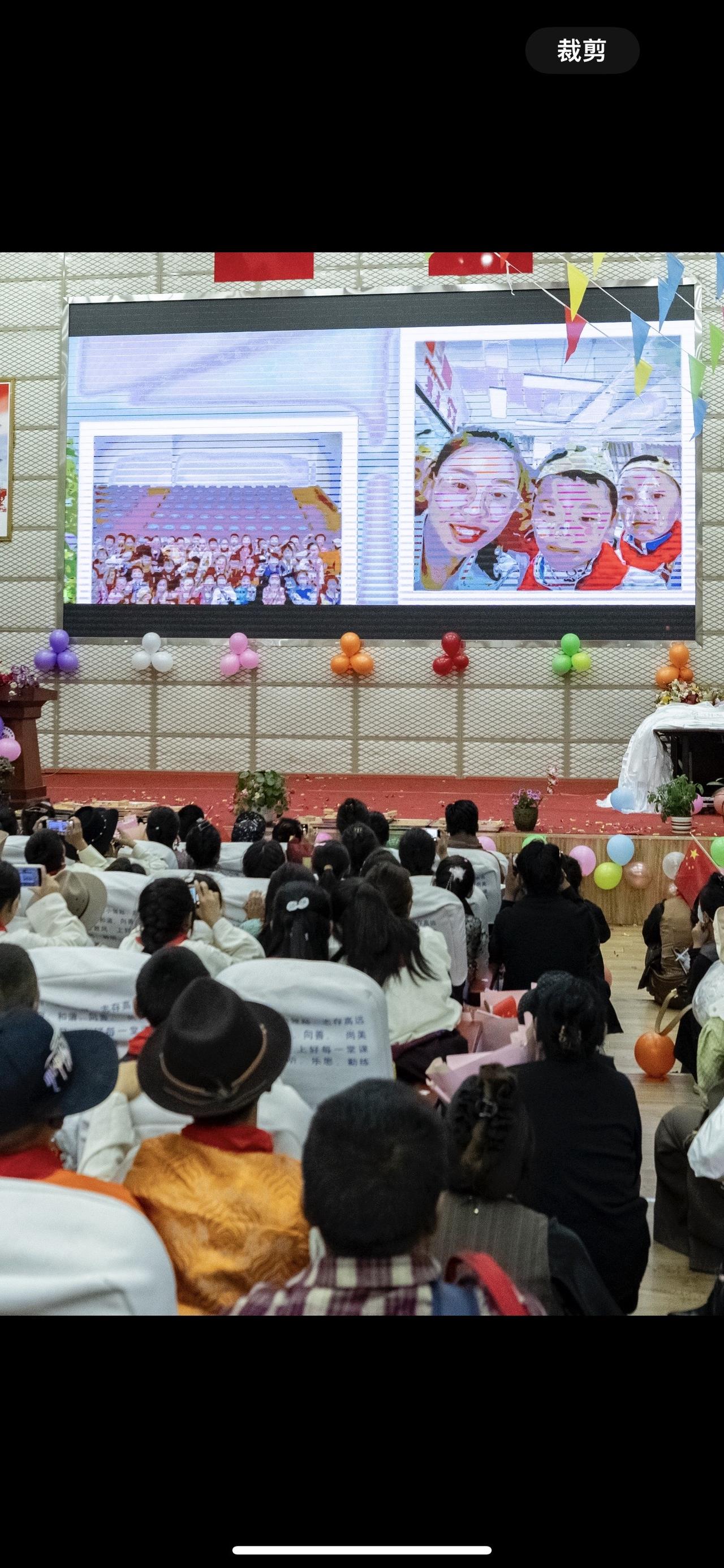 这是一组极具感染力的纪实组照。小学毕业典礼现场，大屏循环播放孩子们从一年级懵懂孩