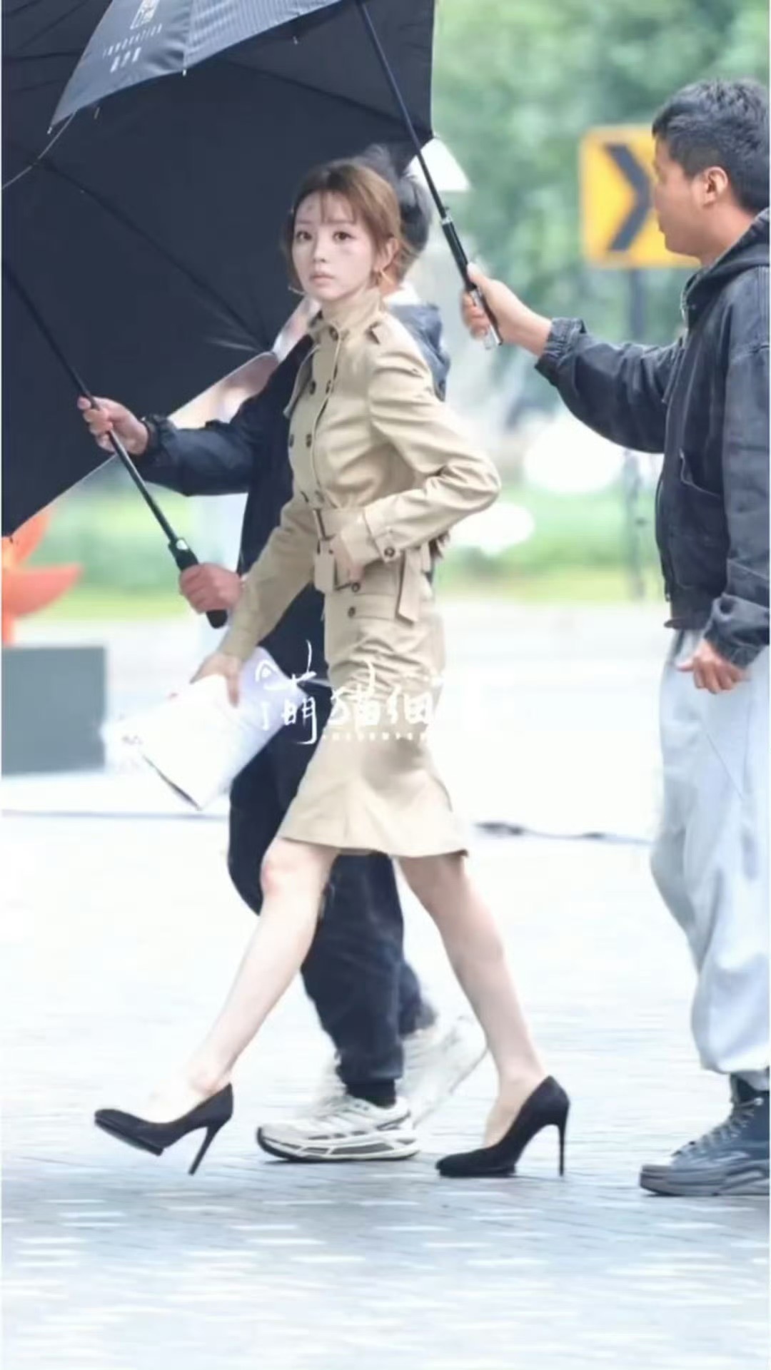 哦莫！战损版林青姐姐[拜托]田曦薇受伤脏脏猫田曦薇战损妆造路透田曦薇卡其风衣裙御