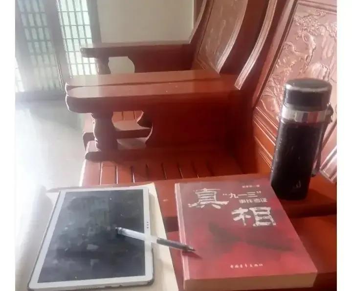 老来伴
书香满室韵悠长，
笔走龙蛇意未央。
网上风云皆过眼，
茶烟袅袅润心房。