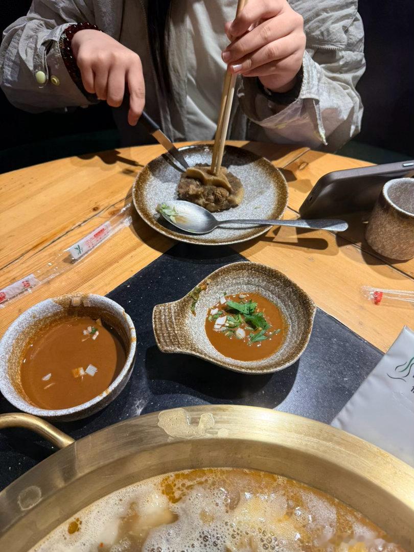 牛排牛尾锅，3 斤鲜切羊肉，6 两爽翻了这两天草原上看到这么多牛羊，都拿来吃 满