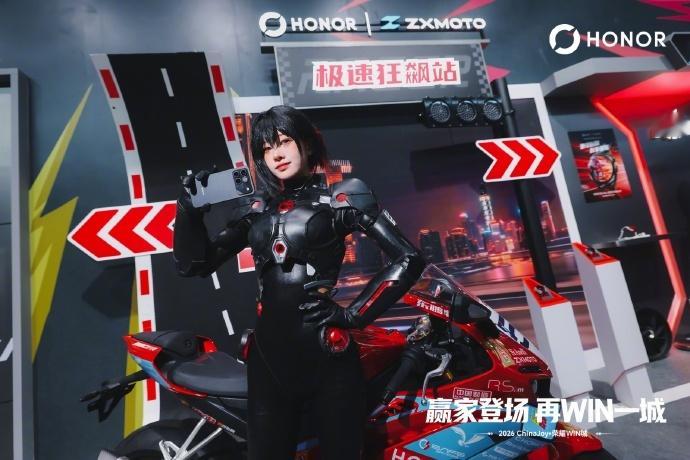 这次2026ChinaJoy荣耀的展台主角给了游戏电竞取向的WIN系列现场合作出