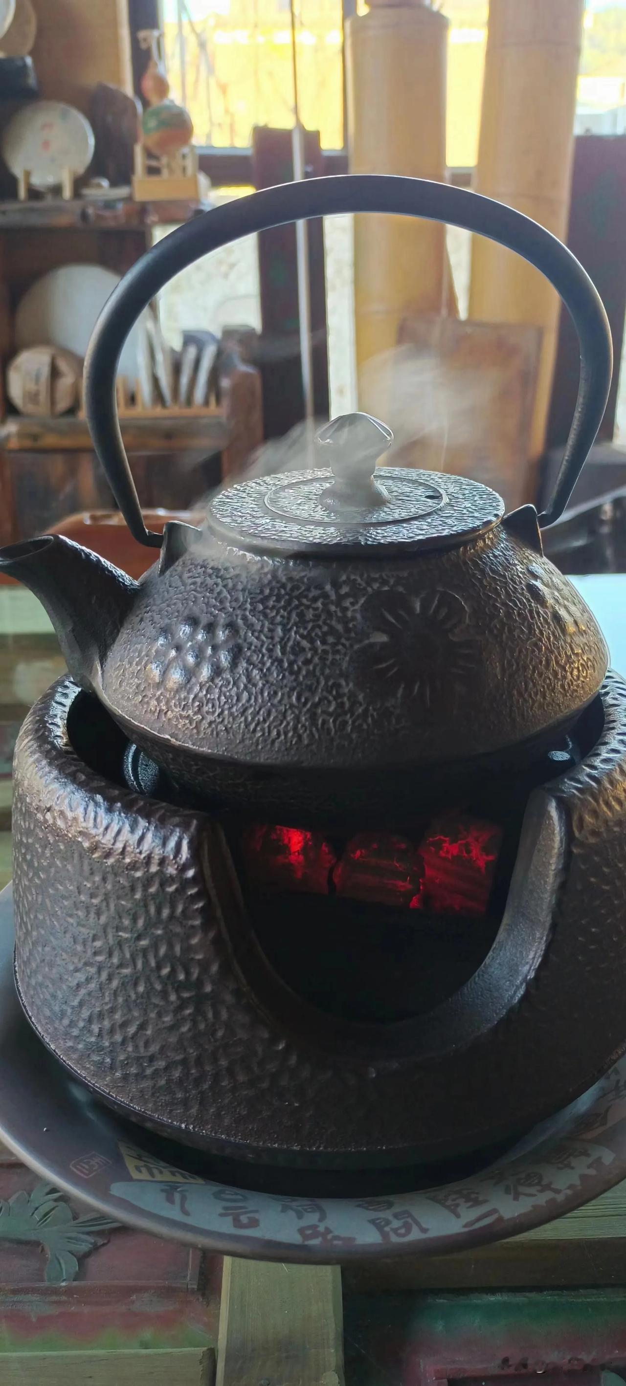 冬雨绵绵，寒风瑟瑟，却也有它独特的韵味。我与几位好友相约，在这清冷的日子里，寻一