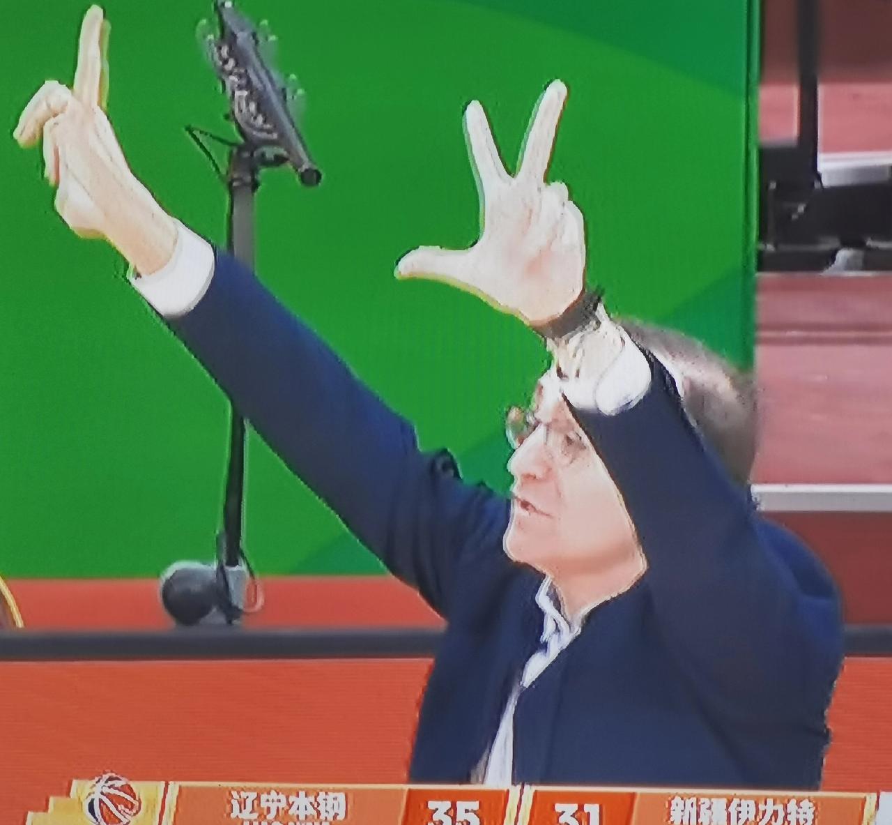 今晚辽宁队胜新疆队，乌戈的3点改变值得点赞。
一是由王岚钦和鄢手骐轮流从后场持球