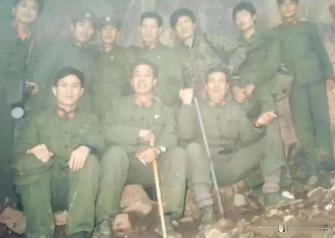 1986年，67军军部指挥员在老山战场合影，前排左二为军长张志坚。67军于198