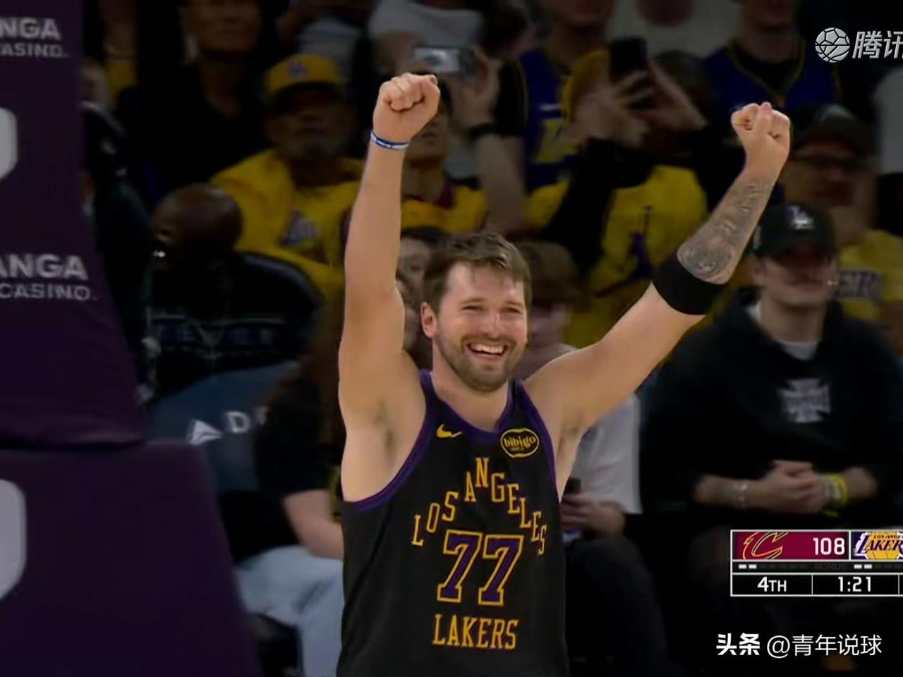 高举双臂庆祝！东契奇开心坏了！

第四节最后1分31秒，骑士队进攻出现失误，海斯