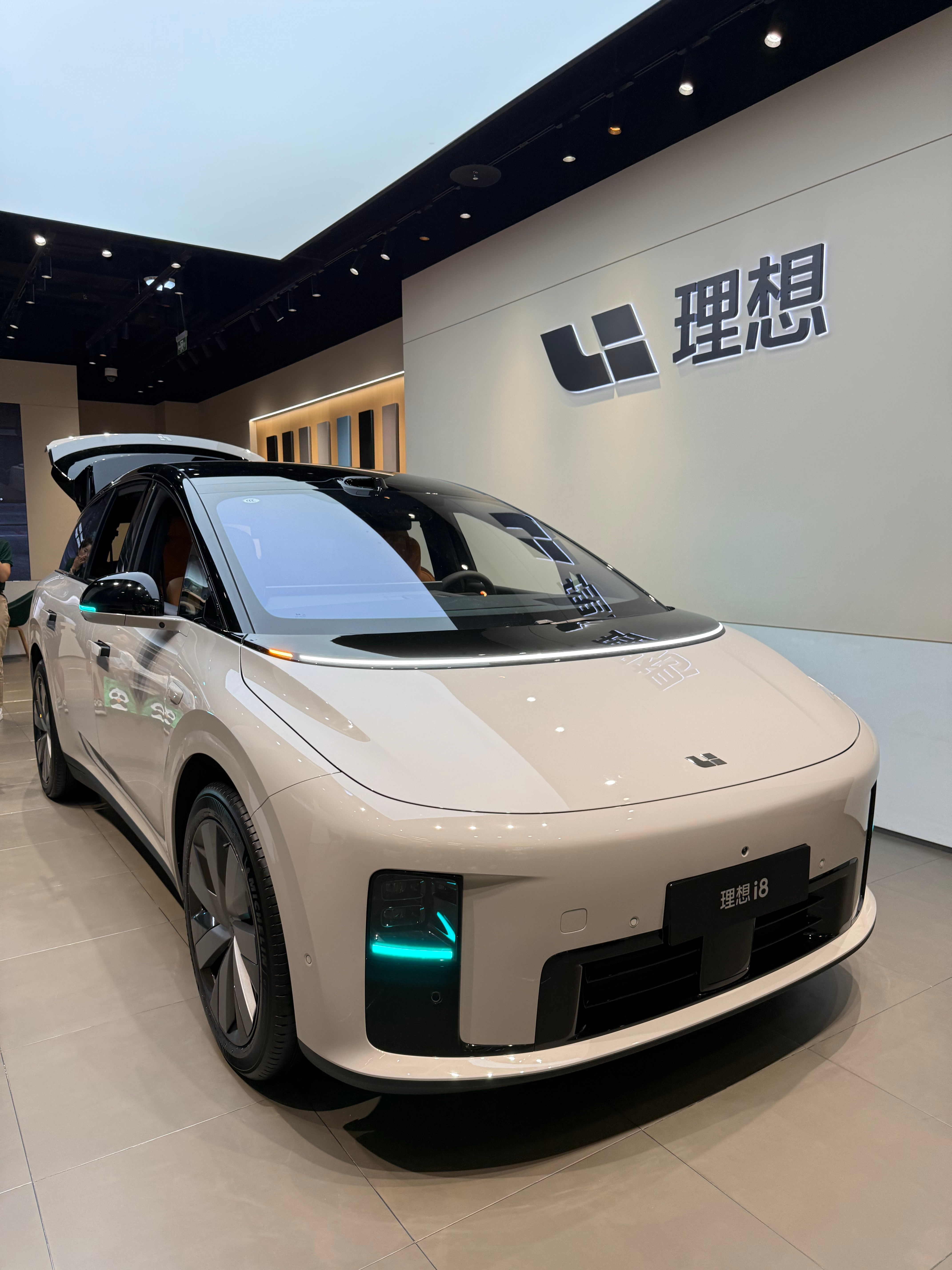 现在逛商场的好处就是可以同时看好多车又来到理想店 理想i8已经到店了哈哈小朋友说