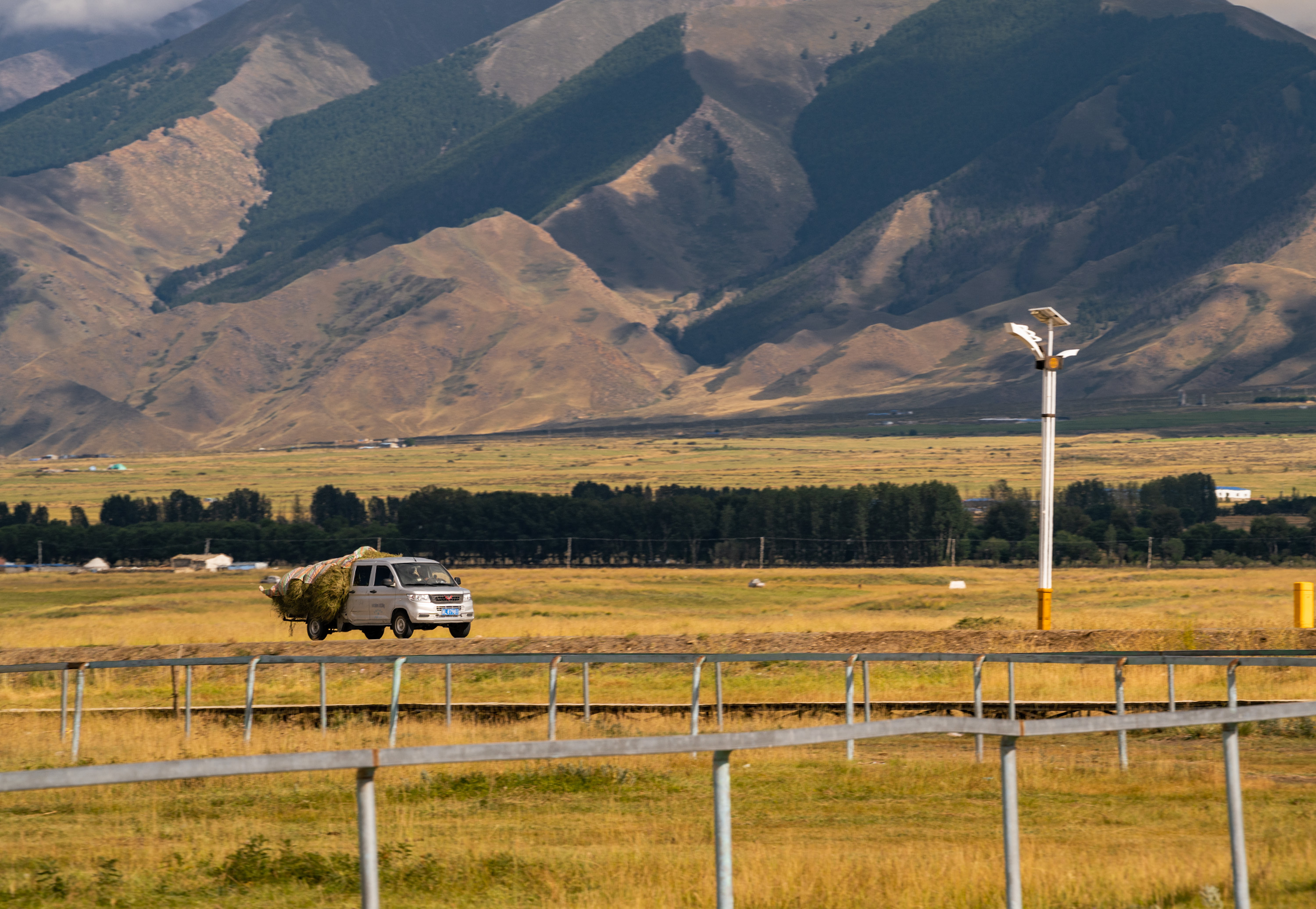 新疆的作息时间太适合年轻人了  新疆真的好美，晚上9点天还不黑，还有各种美食，夏