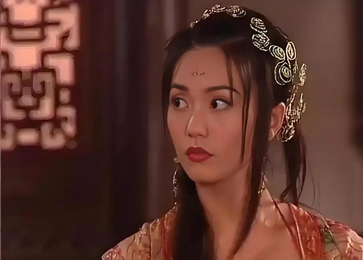 造型师脑子真够发散的，居然想到用铁圈做古风发饰。

不过，也只有白牡丹的铁圈造型