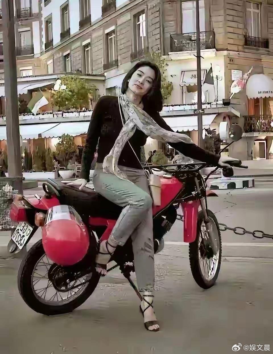 林青霞年轻时的颜值真的封神，眉眼惊艳气质绝尘，是刻在时光里的绝色。 