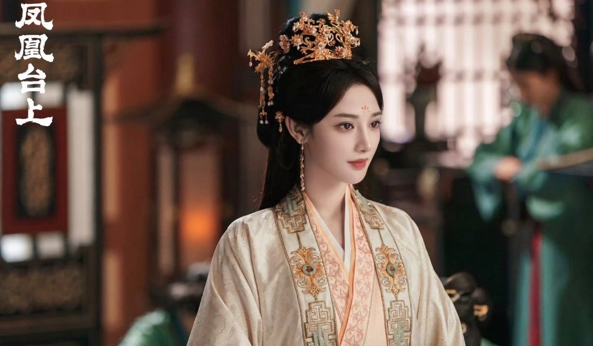 听彭小苒这意思凤凰台上真要来了 直播里那几句似有若无的暗示，像丢了颗小石子进期待