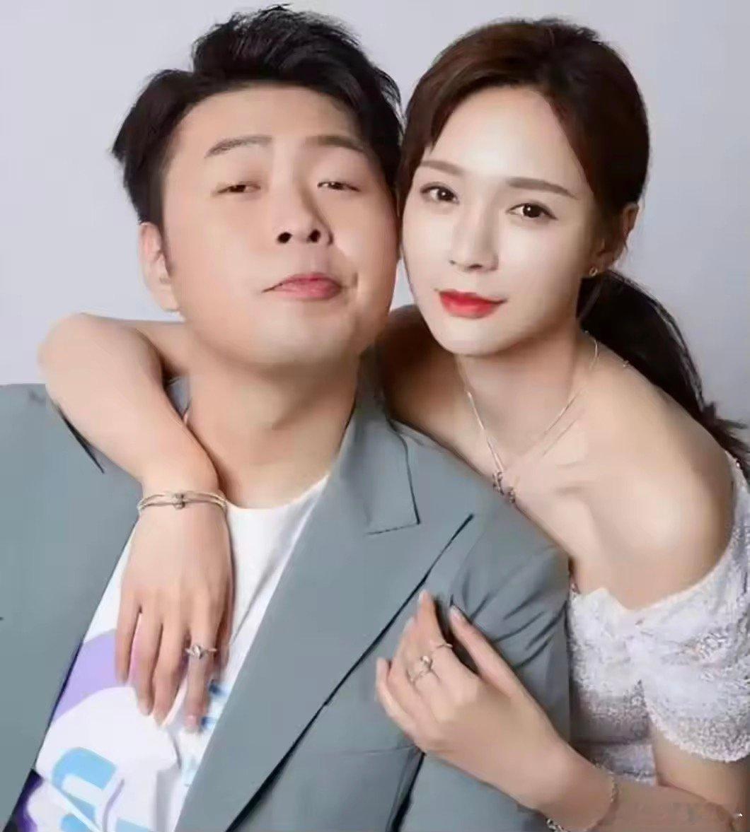 杜海涛沈梦辰伦敦回国杜海涛沈梦辰伦敦回国机场路透也太甜了吧！和粉丝拜拜还一起比心